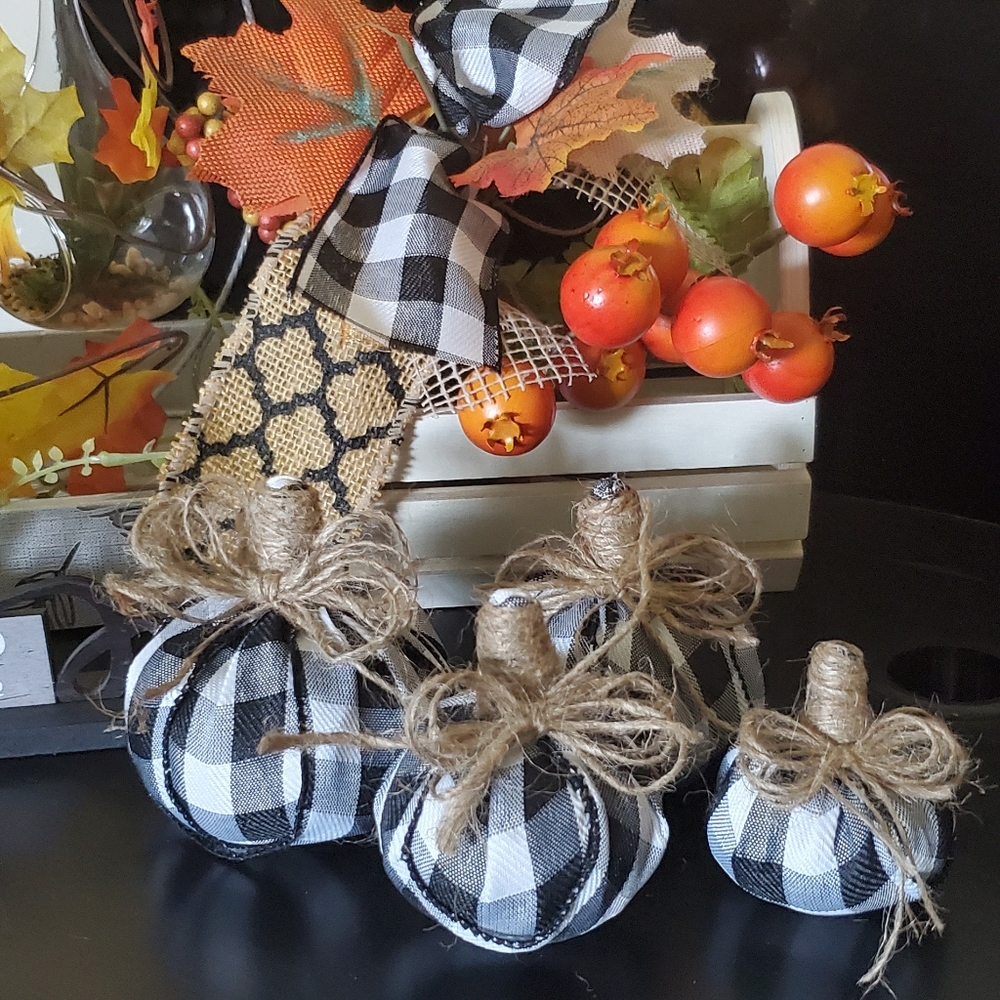 4 tiny pumpkins for tieredtray